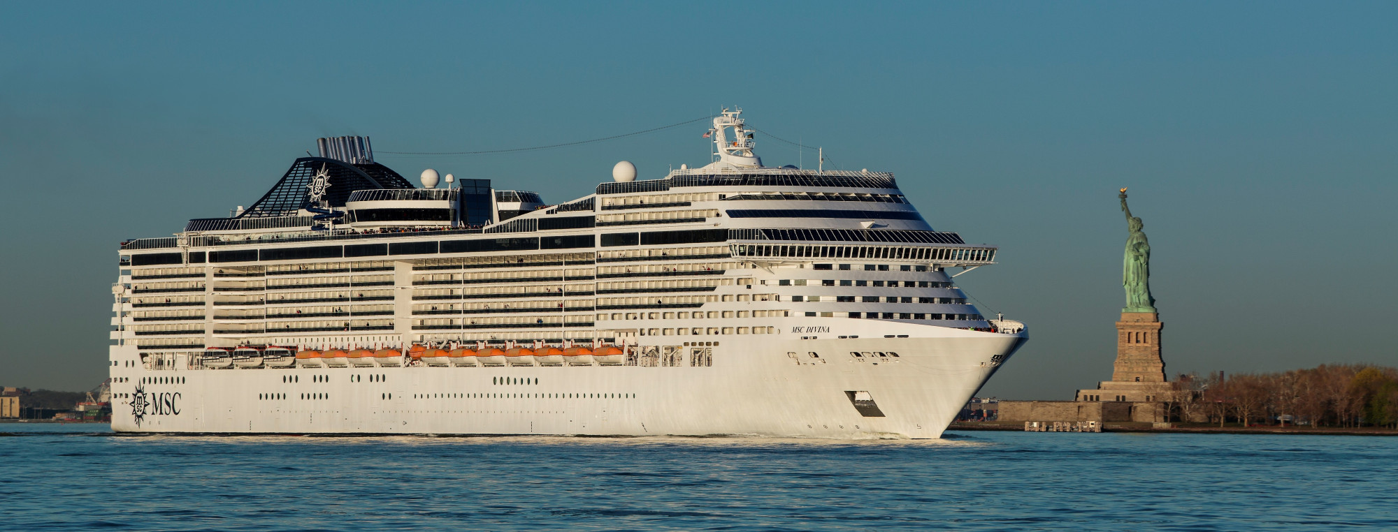 MSC Divina vchádza do New Yorku - Image: MSC Cruises